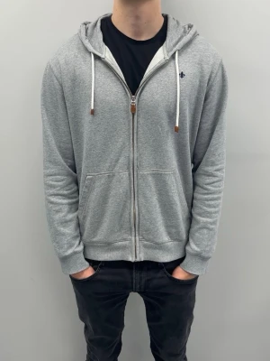 Morris zip hoodie - Morris zip hoodie i mycket fint skick utan defekter. Storlek L, modellen är 185 cm och väger 76 kg. Passar den som vill ha en klassisk, stilren hoodie till vardags