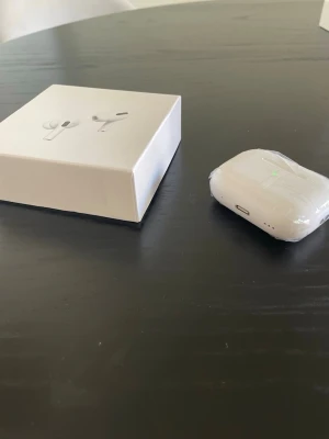 Apple AirPods Pro  - Helt nya AirPods Pro                                                         Med kommer med laddare,laddningsetui,samt boxen. hör av er vid frågor😀