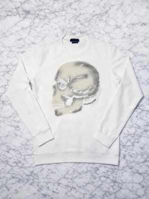 Alexander McQueen tröja - Riktigt fin Alexander McQueen tröja med en döskalle på.  Storlek-L sitter som M  Väldigt fint skick, knappt använt  Skriv vid frågor!
