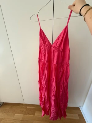 Långklänning - Superfin långklänning från H&M i ceriserosa färg. Aldrig använd, prislapp kvar. Storlek S. Kolla gärna in mina andra annonser så samfraktar jag! Skicka gärna prisförslag 🫶🏼