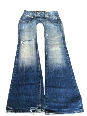 Vintage superlågmidjade bootcut jeans - Så snygga vintage superlågmidjade bootcut jeans med slitna detaljer på benen! Midjemått: 38 cm Innebenslängd: 81 cm💓