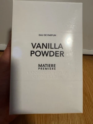Vanilla Powder Eau de Parfum 100ml - Vanilla Powder Eau de Parfum från Matiere Premiere. En stilren parfym i vit förpackning med minimalistisk design. Flaskan rymmer 100 ml och doften har tydliga inslag av vanilj. Perfekt för dig som gillar unika och lyxiga dofter.
