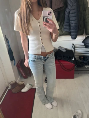 Ljusblå bootcut jeans med låg midja - Ljusblå jeans med låg midja och bootcut passform från weekday. 