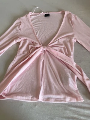 Knytröja - Rosa knytröja ifrån Gina tricot i storlek XS den är oanvänd