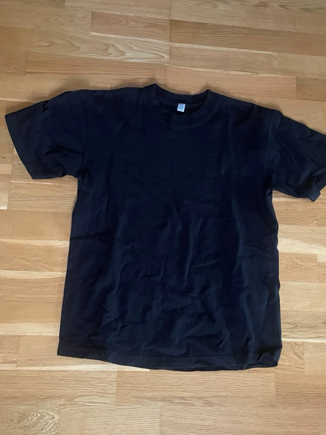 Svart t-shirt med tryck 'Music is my only drug'