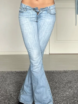 Levis - Midjemått: 32cm rakt över, innerbenslängd: 79cm