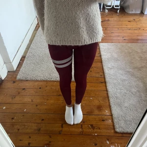 Vinröda stronger träningsbyxor  - Vinröda stronger byxor använda fåtals gånger, köpte på Plick i höstas och används några gånger sen dess. 😊Buda gärna!