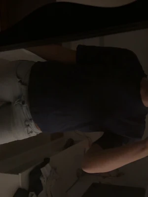 Mörkblå basic t-shirt - En enkel och stilren mörkblå t-shirt med korta ärmar och rund hals. Perfekt att matcha med jeans eller shorts för en avslappnad look. T-shirten har en normal passform och är tillverkad i mjukt bomullstyg.