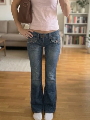 Levi's low waist bootcut jeans  - Säljer dessa supersnygga low waisted bootcut jeans från Levi’s! Inga tecken på slitage. Midja 40cm, lårvidd 26cm, innerbenslängd 74cm. Hör av er vid frågor <3