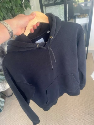 Jack & Jones Hoodie - Säljer en snygg och klassisk hoodie från Jack & Jones. Använd ett flertal gånger och i mycket bra skick. Perfekt till vardagen 👟⚽️