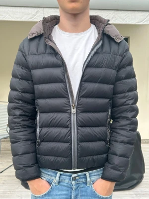 Colmar jacka - Säljer denna colmar jackan i storlek 42, S. jackan har en defekt vid dragkedjan men det syns inte och påverkar inte jackans funktion. Härlig jacka till hösten.