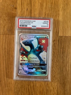 🔥 PSA 10 Charizard GX SV49 – Hidden Fates Shiny Charizard - Beskrivning  Säljer ett Charizard GX SV49 från Hidden Fates graderat PSA 10 GEM MINT.  Ett av de mest ikoniska och eftertraktade moderna Charizard-korten med fantastisk shiny artwork och stark samlarstatus.  ✅ PSA 10 GEM MINT ✅ Hidden Fates SV49/SV94 ✅ PSA-verifierat med fungerande qr kod ✅ Förvarat skyddat i sleeve/plast ✅ Perfekt för samling eller investering  Kortet är i toppskick och ser ännu bättre ut i person.  📦 Skickas välpackat och spårbart, Seriösa bud välkomnas