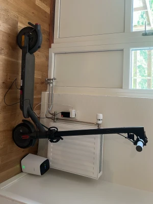 Svart El - Scooter från Navee  - Svart El - scooter som kör i 20km per timme den är laglig och inga problem med den. Har inte haft den så länge. De kan ta flera timmar för den att ta slut på Laddning. Ingår lås,laddare och nyckel. 