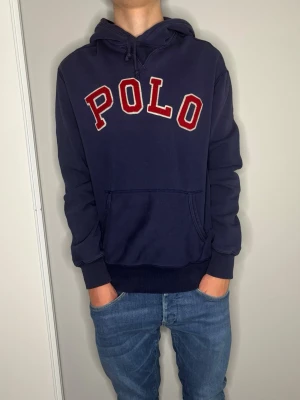 Ralph Lauren Hoodie - Ralph Lauren Hoodie| Storlek: S| Modellen är 179 cm| Skick: 9/10| Pris: 399kr| Priset går alltid att diskutera😊