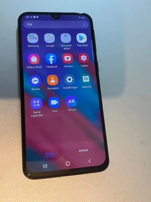 Samsung Galaxy A40 svart Android - Samsung Galaxy A40 med stilren svart design och rundade hörn. Telefonen har en stor skärm med tunn ram och en liten droppformad sensor vid frontkameran. Android-system med Samsungs egna appar och funktioner. Perfekt för sociala medier, spel och vardagsbruk.
