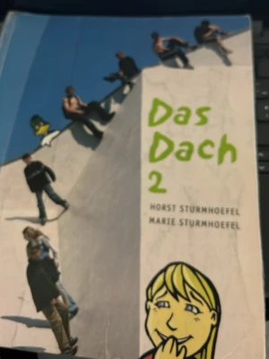 Das Dach 2 av Sturmhoefel - Tysk kursbok 'Das Dach 2' av Horst och Marie Sturmhoefel. Omslaget är blått och vitt med illustrationer av ungdomar och en tecknad figur. Perfekt för dig som pluggar tyska på gymnasiet.