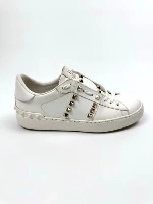 Valentino Rockstud Sneakers - Valentino Garavani Rockstud sneakers. Storlek 37. Alla nitar är kvar. Skick 9,5/10. Nypris ca 7700kr. 100% autentiska.