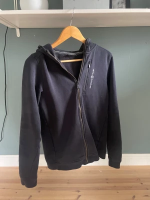 Svart hoodie från Sail Racing - Sail racing bowman zip hoodie i barn 176/medium. Inga skador