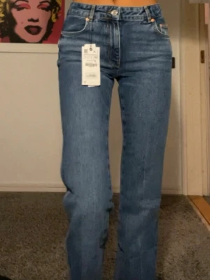 Blå raka jeans  - Säljer ett par klassiska blå jeans från Zara med rak passform och fransig kant nedtill. Jensen är långa och passar mig som är 178.                                                Storlek: 34, (det står 38 på innerlappen men det är fel ). Innerbenslängd: 90 cm