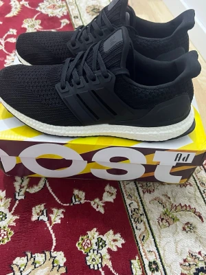 Adidas Ultra Boost svarta sneakers - Finns i storlek 43 