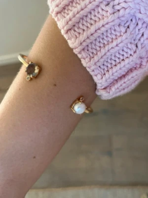 Guldfärgat armband med pärla och kristall - Säljer guld pläterat armband i 18k med en CZ kristall och en sötvattenpärla🌸 Grundmaterialet är mässing!  Om du har frågor om mått mm så är det bara att höra av sig!💗 Det är mitt UF-företag som har sålt dessa smyckena!☺️ Säljer två stycken: 2/2  OBS, armbandet är lite invecklat, men inget som syns när man har det på sig!🌸
