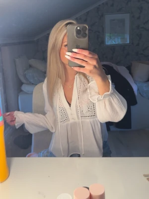 Vit blus Zara  - Supersöt 