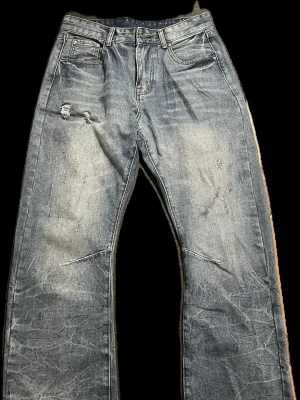 Ljusblå bootcut jeans från piecesoflifestudios - Säljer ett par ljusblå bootcut jeans från piecesoflifestudios då de inte passade mig. Mått: Midjan 40cm, yttre benlängd 110cm, benöppning 25cm. Måtten är inte exakta de kan vara +/-1.