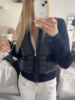Moncler cardigan - Som ny. Helt felfri. Inga hål fläckar eller liknande. Passar normalt. Storlek S
