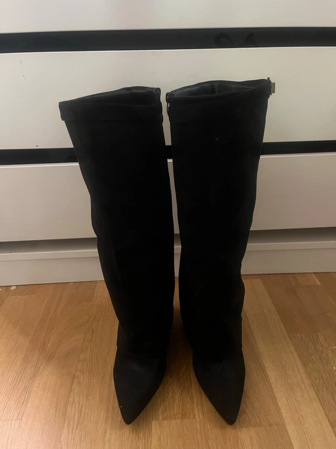 ❤️Svarta knähöga boots med gulddetalj❤️ - 2