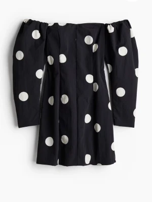Svart prickig offshoulder klänning - Helt slutsåld online. Ny med prislapp kvar. 