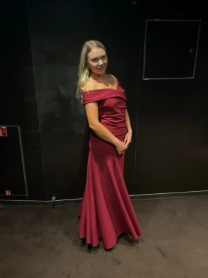 Vinröd balklänning - Storlek L. Inga skavanker, endast använd en gång 💕