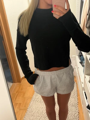 Stickad tröja - Snygg cropped stickad tröja från Arket. ⚠️Säljer en likadan i vit!! Storlek XS. Passar XS/S