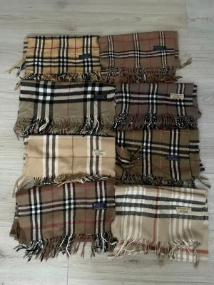 Burberry halsdukar  - Köp burberry halsdukar 300kr styck