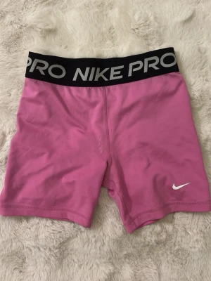 Rosa Nike Pro träningsshorts - Riktiga Nike PRO shorts i en fin rosa färg, använd få gånger fint skick 💕💕