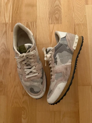 Valentino Rockrunners - Valentino Rockrunners! Dem är helt klart använda men en tvätt så är dem riktigt schyssta igen. De är size 43 och är en perfekt sko för vardagliga ärenden.