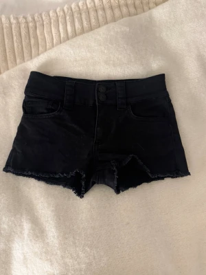 svarta shorts - från h&m i storlek 146 inga defekter nypris: 199kr