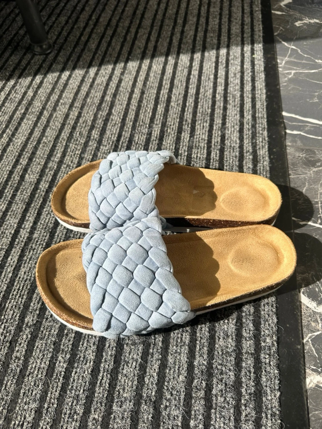 Blå flätade slip-in sandaler