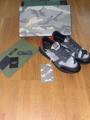 Valentino Garavani Rockrunners - Säljer nu ett par snygga helt oanvända valentino rockrunners. Tags, box m.m följer med för samma pris. Pris kan diskuteras vid snabb affär! Skon är i storlek 45 men passar även 44.