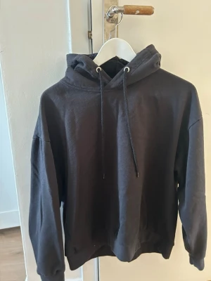 hoodies  - en svart basic hoodie från lager 157 i storlek L men den sitter bra på mig som har xs i vanliga fall. Svart zip up hoodie också från lager 157, denna är i storlek xs.