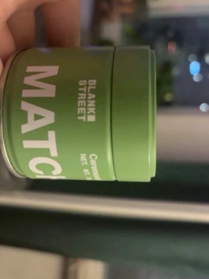 Matcha från Blank Street - Grön burk med matcha-te av ceremoniell kvalitet från Blank Street. Burken rymmer 30g. Jag har bara använt den en gång, blank street matcha burkar går bara att köpa i USA. 