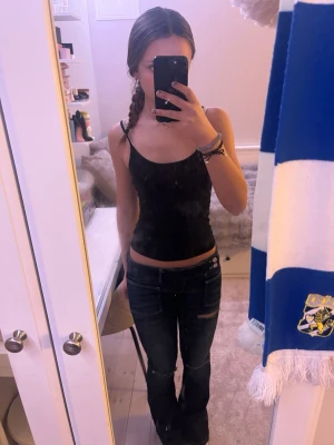 Lågmidjade mörkblå jeans - Snygga bootcut jeans från Gina tricot, säljer då dom är för långa för mig, jag är 166. I mycket bra skick förutom lite slitningar längst nere, pris kan diskuteras!🫰
