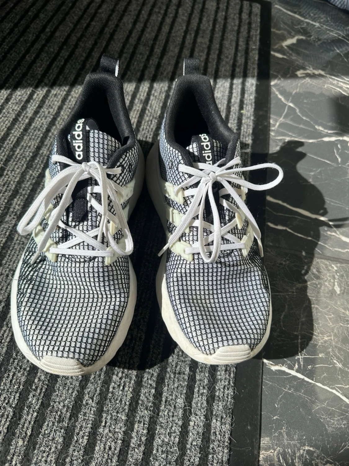 Adidas svartvita sneakers med mesh - 1
