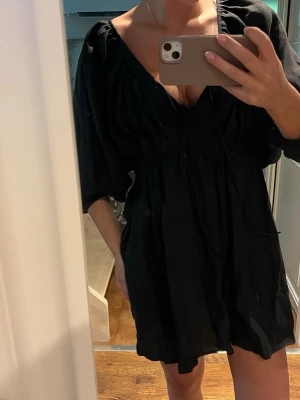Svart klänning  - Säljer denna snygga klänning, storlek xs passar S. Jättebra skick🖤