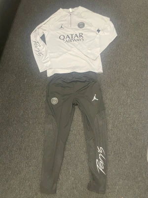 Tracksuit - Reps. Passa bättre på folk som har storlek M. Priset kan diskutera. För mer info eller bilder så är det bara att skriva.