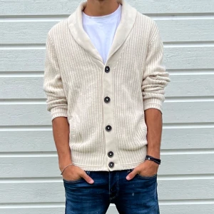 Tommy Hilfiger cardigan  - Säljer denna då den inte används längre. Den är i bra skick. Den är lite stor i storleken. Skriv gärna om ni har frågor! Priset är inte hugget i sten.