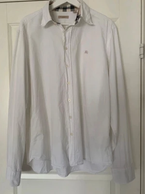 Burberry skjorta - Vit burberry skjorta i storlek M som är i super fint skick, inga fläckar eller defekter. Perfekt nu till sommaren. Nypris 5000kr mitt pris endast 1000kr. Hör av er vid frågor. Mvh Trend closet☀️🌊