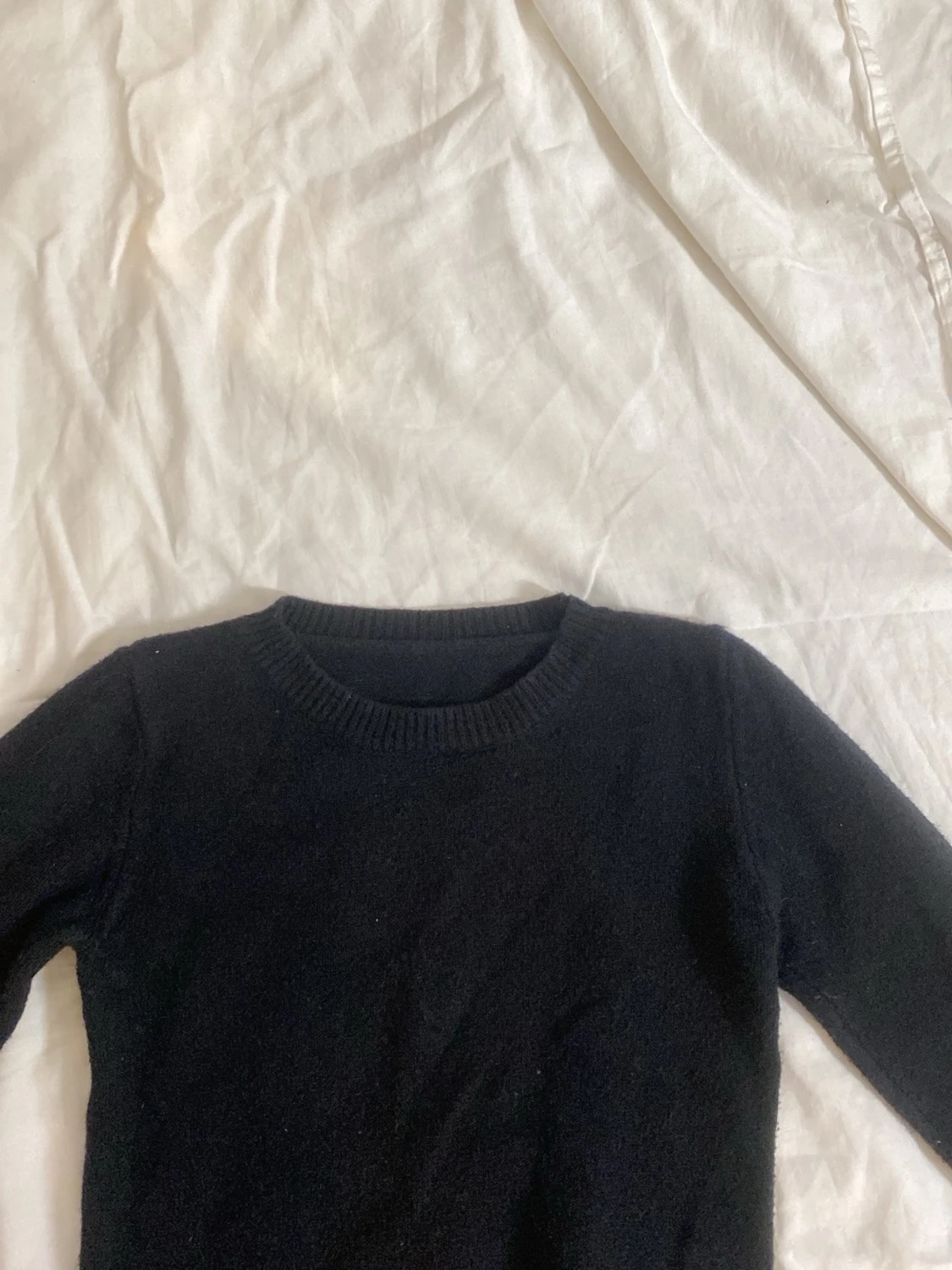 Svart stickad tröja med rund hals - 1