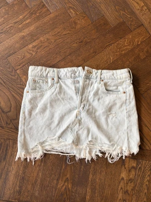Lågmidjad ljusblå jeanskjol med slitningar. 💕 - Säljer denna jättefina lågmidjade ljusblåa jeanskjol ifrån H&M. Den är i jättebra skick! Skriv vid frågor/fler bilder osv osv💕💕