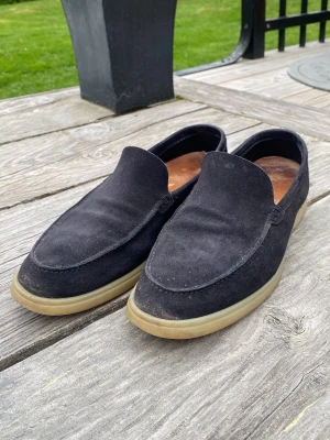 Suitsupply Loafers i Mocka - Säljer ett par mörkblå mocka loafers från Suitsupply. Storleken är 42 men passar 43 bättre! Säljs i befintligt skick enligt bilderna, inga tydliga defekter på själva skorna!  Tillbehör till skorna medföljer ej! Nypris på dessa ligger runt 3-4 tusen. Hör gärna av dig vid frågor eller intresse så svarar jag! In o köp👌👌    (Först till kvarn: 1249kr vid en snabb och smidig affär)