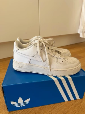 Nike airforce - Säljer ett par Nike airforce då dem knappt kommit till användning. Passar till allt, supersköna. Storlek 38. Använd fåtalet gånger, kan försöka snygga till lite innan jag skickar. Nypris ca 1400 kr. Kolla gärna in mina andra annonser så samfraktar jag! Skicka gärna prisförslag 🫶🏼